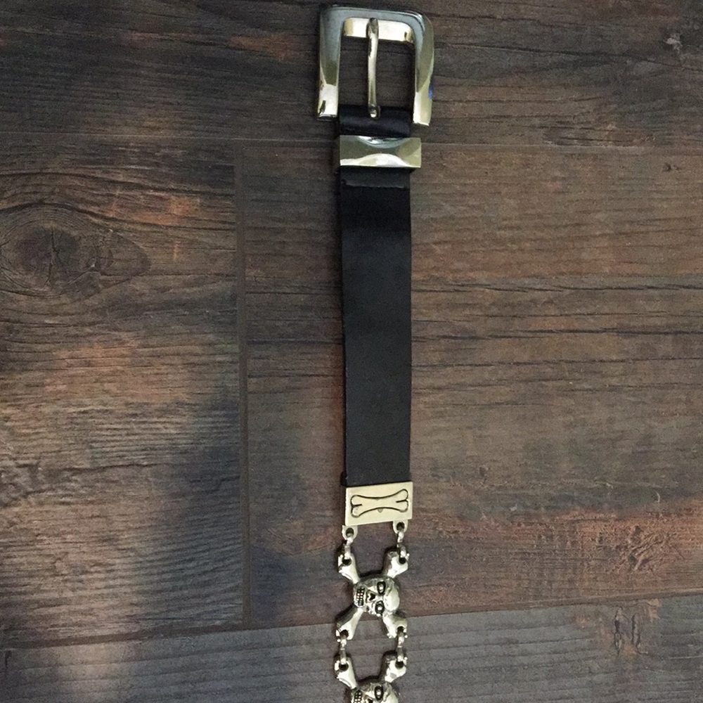 Skull cross bones belt